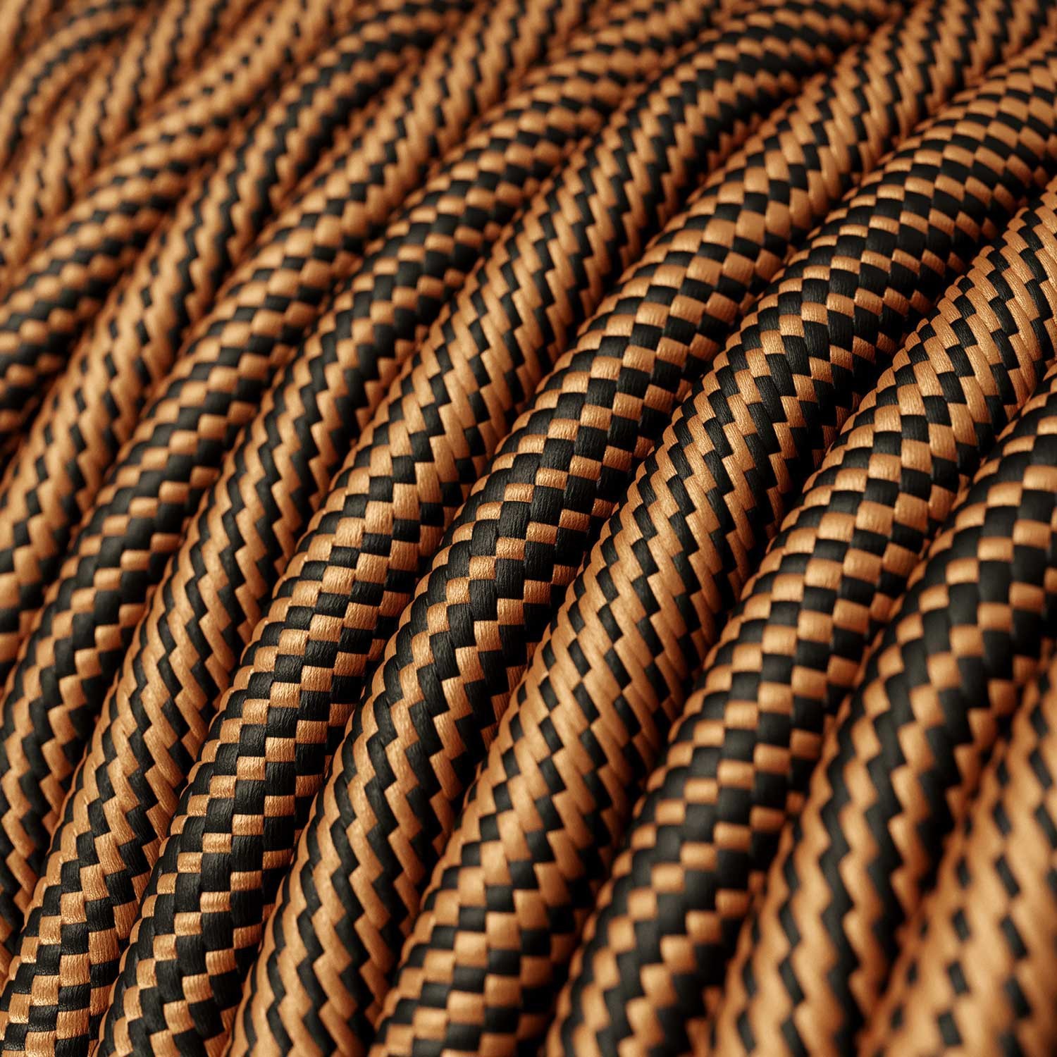 Pendellampa tillverkad i Italien komplett med textilkabel och kontrasterande detaljer i metall
