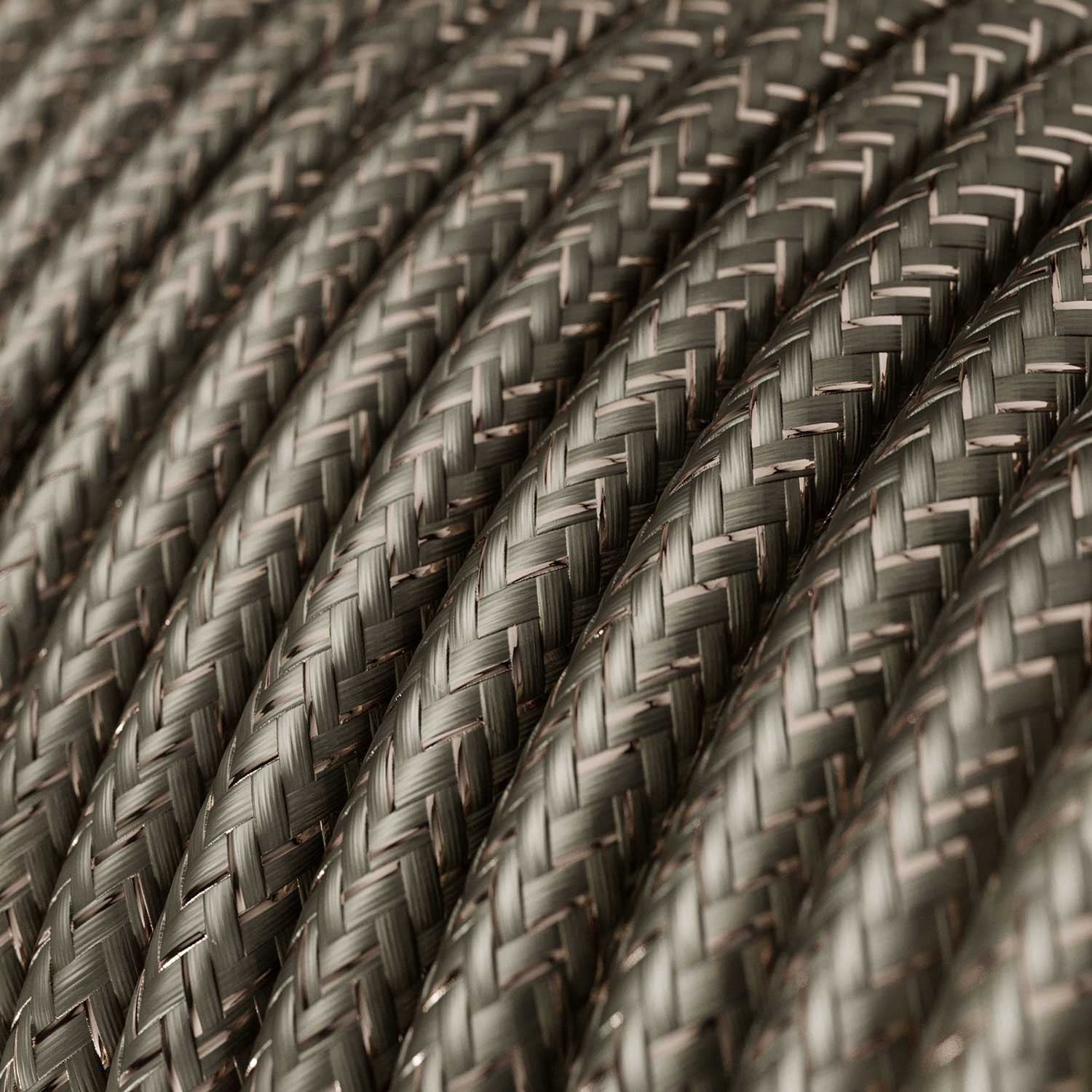 Pendellampa med detaljer i metall komplett med textilkabel, tillverkad i Italien