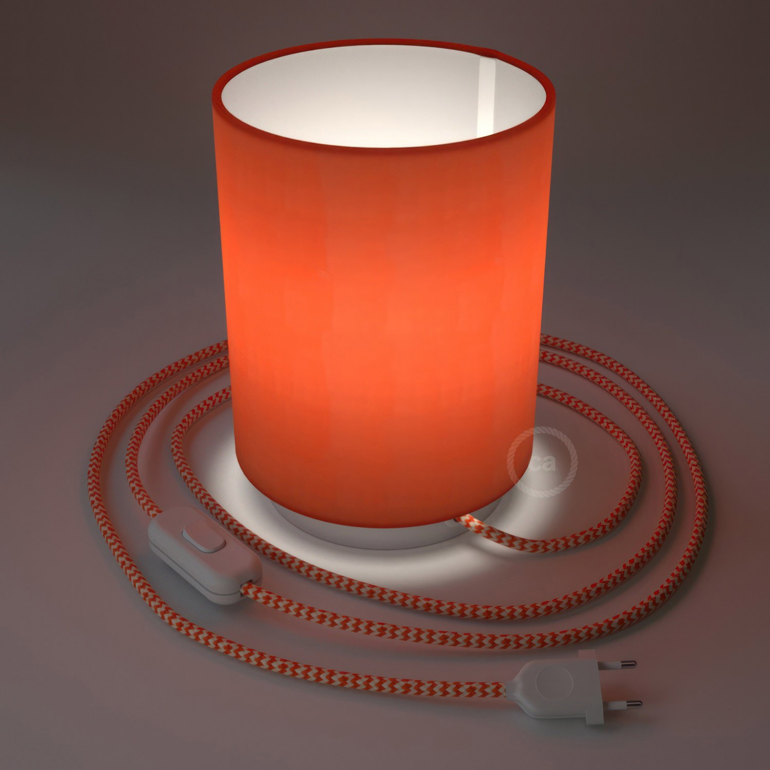 Posaluce i metall med Cilindro Terrakotta lampskärm, komplett med textilkabel, sladdströmbrytare och 2-polig stickpropp.