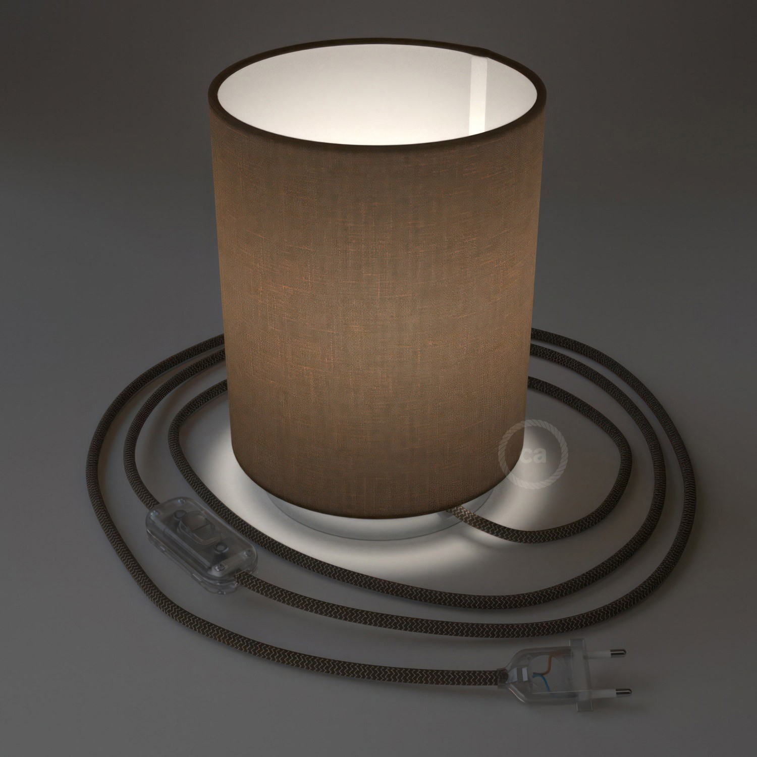 Posaluce i metall med Cilindro Camelot Brun lampskärm, komplett med textilkabel, sladdströmbrytare och 2-polig stickpropp.