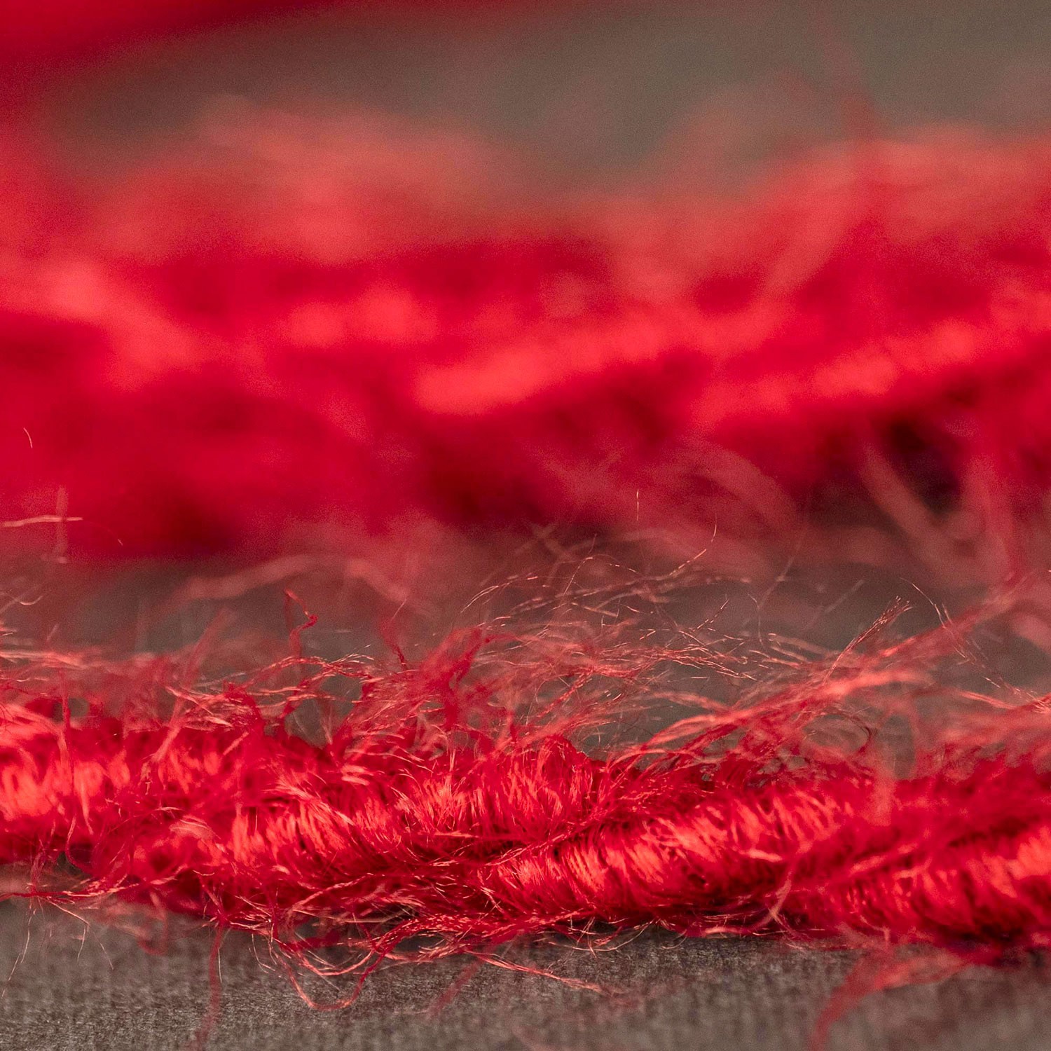 Burlesque flätad elektrisk kabel med täckt med pälsliknande tyg Röd enfärgad TP09