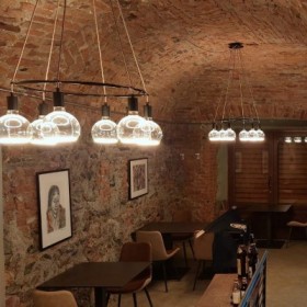 Elegans, minimalism och ljuskronor i centrum för Le Petit Restaurant Japonais i Avigliana